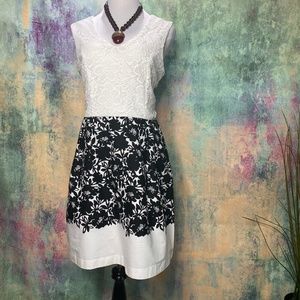 📌Studio One Romantic Floral Design Sleeveless Dress with Lace Top Part